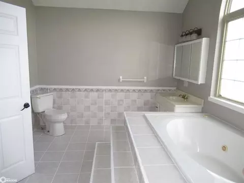Bath - 1717 Dirado Ln, Hamilton, IL 62341 photo 5 of 8