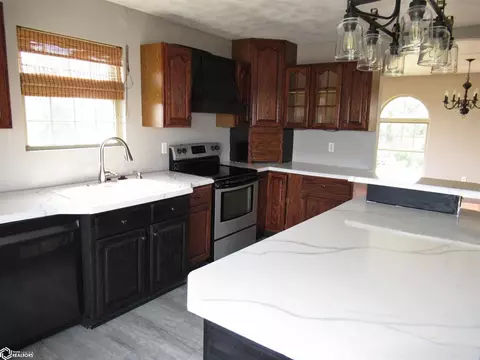 Kitchen - 1717 Dirado Ln, Hamilton, IL 62341 photo 5 of 7