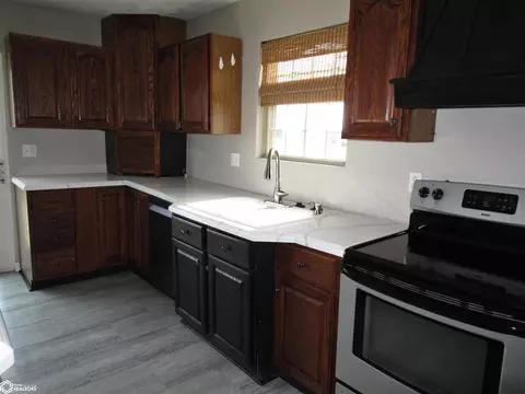 Kitchen - 1717 Dirado Ln, Hamilton, IL 62341 photo 4 of 7