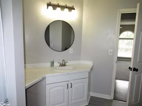 Bath - 1717 Dirado Ln, Hamilton, IL 62341 photo 2 of 8