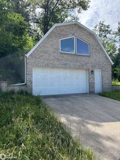 2280 S Lakeshore Dr, Brooklyn, IA 52211