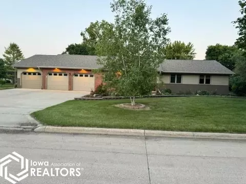 8 Barberry Rd, Mason City, IA 50401