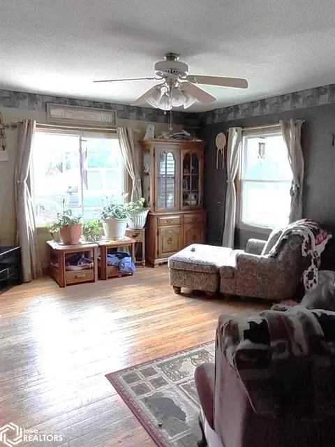 Living - 201 7th Ave, Sully, IA 50251 photo 1 of 3
