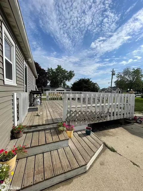 Exterior - 201 7th Ave, Sully, IA 50251 photo 3 of 4