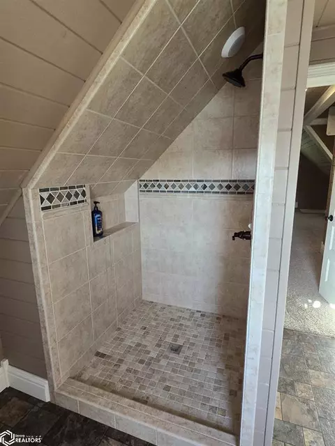 Bath - 111 W Maple St, Centerville, IA 52544 photo 12 of 16