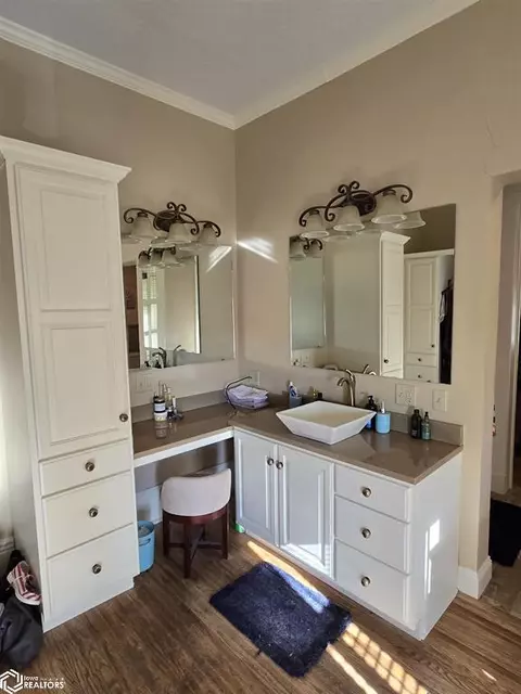 Bath - 111 W Maple St, Centerville, IA 52544 photo 9 of 16