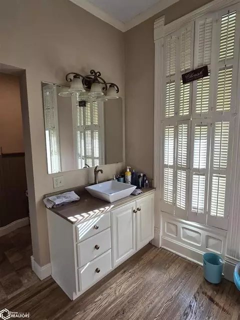 Bath - 111 W Maple St, Centerville, IA 52544 photo 7 of 16