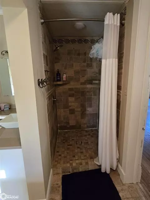 Bath - 111 W Maple St, Centerville, IA 52544 photo 6 of 16