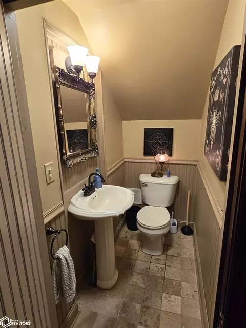 Bath - 111 W Maple St, Centerville, IA 52544 photo 2 of 16
