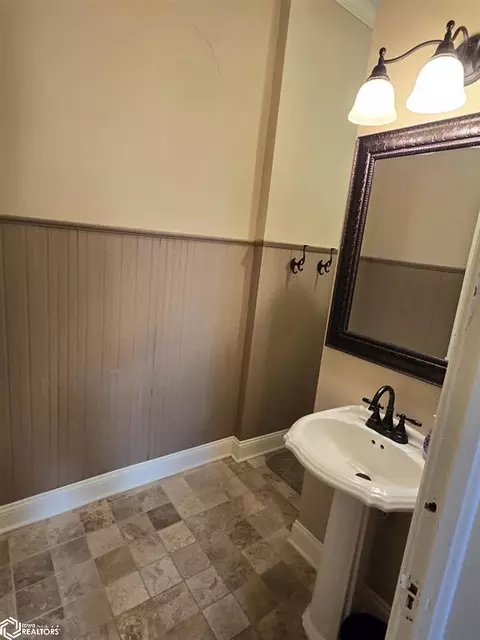 Bath - 111 W Maple St, Centerville, IA 52544 photo 5 of 16