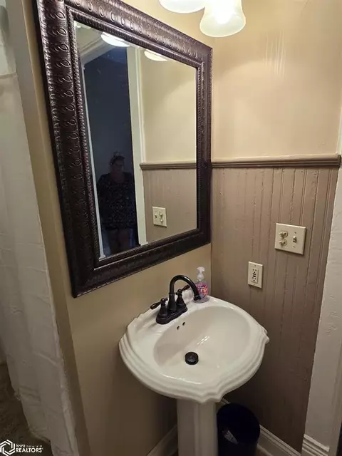 Bath - 111 W Maple St, Centerville, IA 52544 photo 3 of 16
