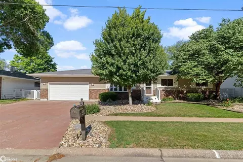 824 Easy St, Burlington, IA 52601