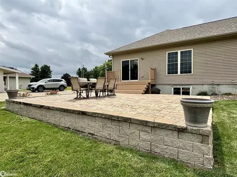 Exterior - 807 S Cherry St, Creston, IA 50801 photo 4 of 7