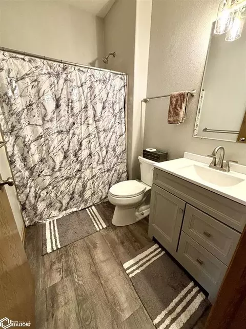 Bath - 807 S Cherry St, Creston, IA 50801 photo 2 of 3