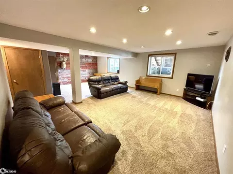 Living - 807 S Cherry St, Creston, IA 50801 photo 3 of 4