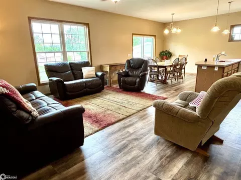 Living - 807 S Cherry St, Creston, IA 50801 photo 2 of 4