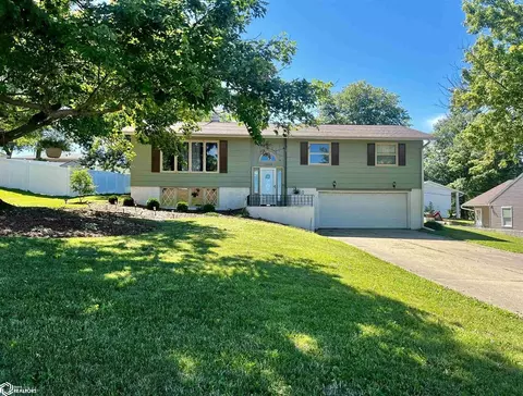 1909 N 3rd St, Oskaloosa, IA 52577