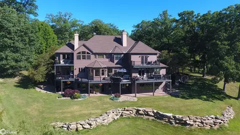 5624 Clubhouse Dr, Burlington, IA 52601