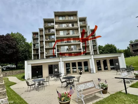 2700 N Shore Dr #303, Clear Lake, IA 50428