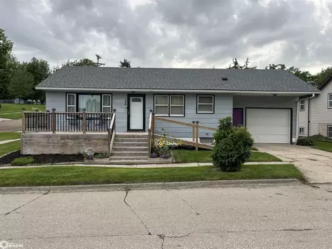 126 S Walnut St, North English, IA 52316