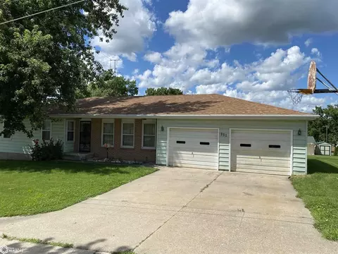 301 E 10th St, Tama, IA 52339