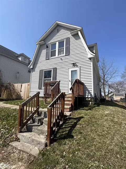 1029 N 9th St, Burlington, IA 52601