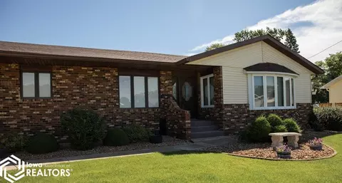 204 W 9th St, Kanawha, IA 50447