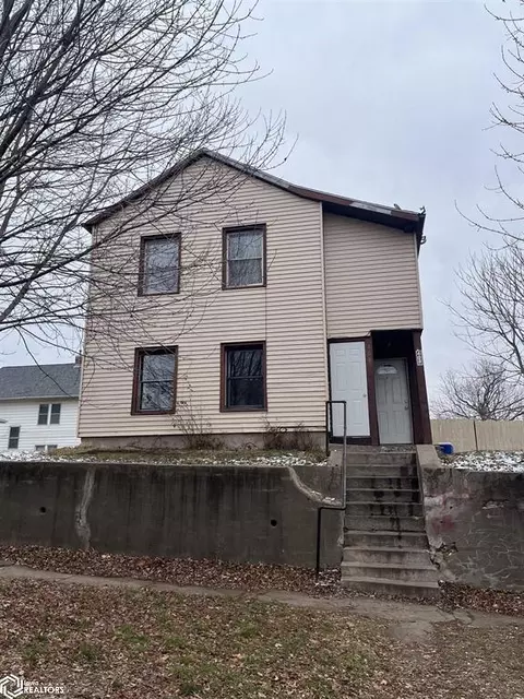 408 S 7th St, Burlington, IA 52601