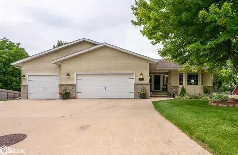 113 Oakview Dr, Forest City, IA 50436