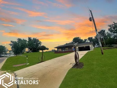 1186 Lakeshore Dr, Brooklyn, IA 52211
