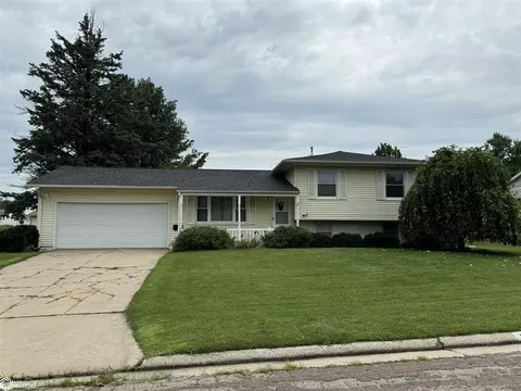 102 Thunderbird Dr, Marshalltown, IA 50158