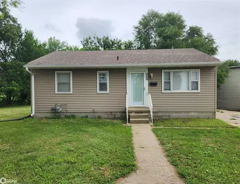 1113 W Desmont Dr, Knoxville, IA 50138