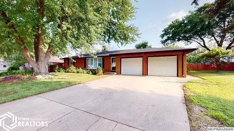 1709 Hillcrest Dr, Mason City, IA 50401
