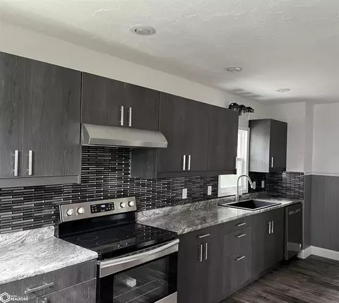 327 S A St, Albia, IA 52531