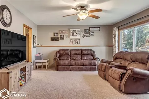 105 Southview Cir, Shenandoah, IA 51601