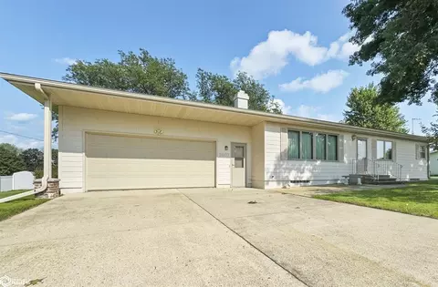 1603 Club View Dr, Hampton, IA 50441