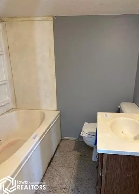 Bath - 107 E Washington St, Centerville, IA 52544 photo 2 of 4