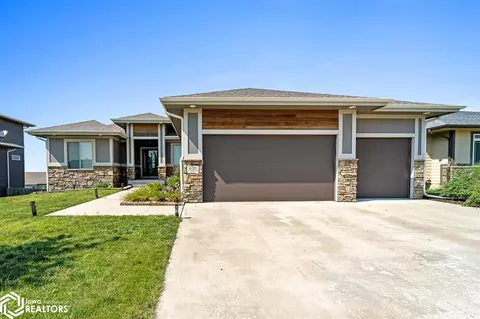 635 NE Dellwood Dr, Waukee, IA 50263