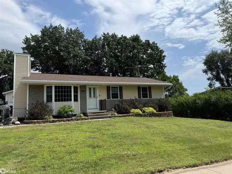  1004 Skylane Dr, Norwalk, IA 50211 photo 2