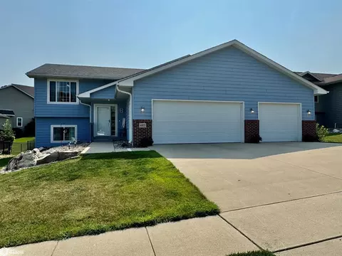 607 Pine Brooke Dr, Clear Lake, IA 50428