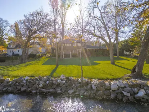 125 N Crescent Dr, Mason City, IA 50401