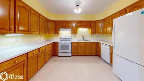 202 N 6th St, Forest City, IA 50436