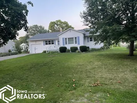 205 Sunset Dr, New London, IA 52645