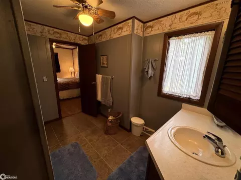 Bath - 702 W Maple St, Centerville, IA 52544 photo 3 of 4