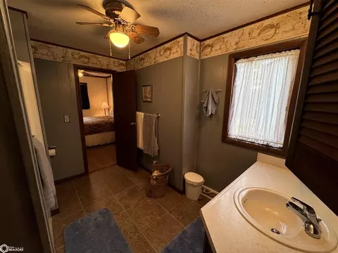 Bath - 702 W Maple St, Centerville, IA 52544 photo 4 of 4