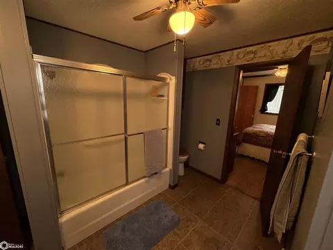 Bath - 702 W Maple St, Centerville, IA 52544 photo 2 of 4