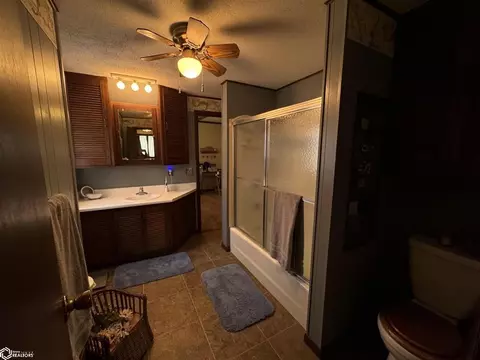 Bath - 702 W Maple St, Centerville, IA 52544 photo 1 of 4
