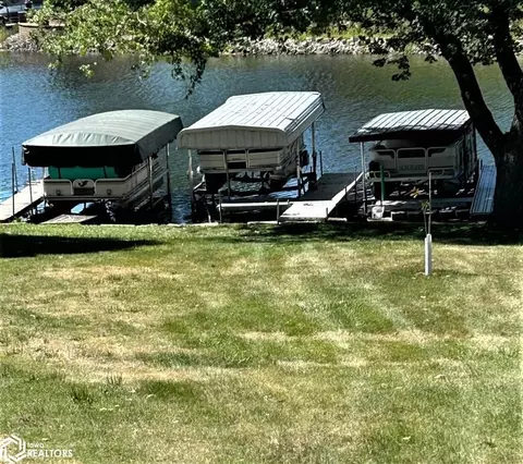 5045 N Lakeshore Dr, Brooklyn, IA 52211