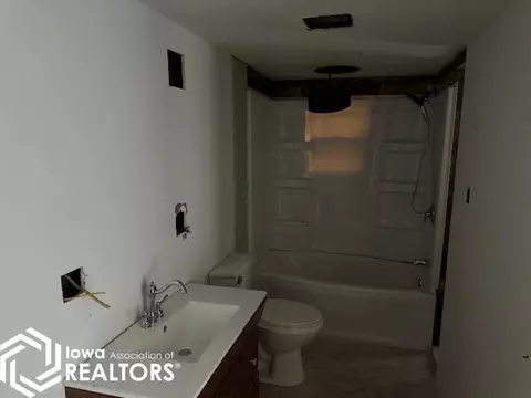 Bath - 406 Jackson St, Gravity, IA 50848 photo 1 of 1