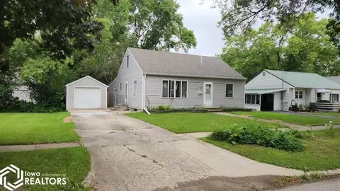 507 S 9th St, Clear Lake, IA 50428